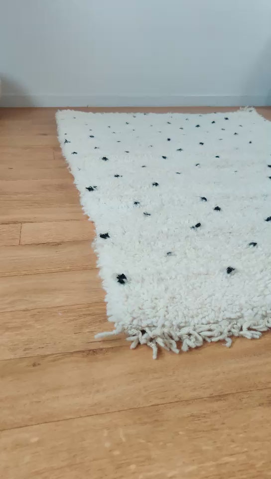 Vidéo Présentant le Petit Tapis Berbère à Pois Noirs en Détail