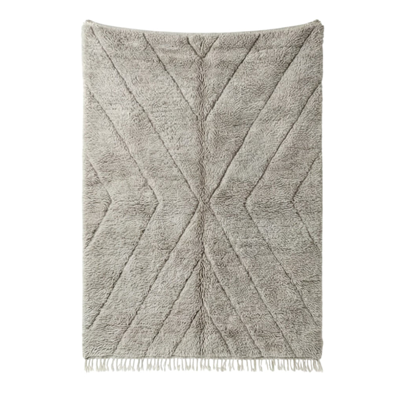 Grand tapis marocain gris en laine, de style berbère, avec motif géométrique en losange et franges décoratives.
