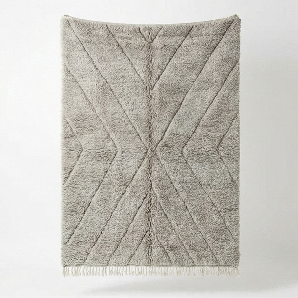 Grand tapis marocain gris en laine, de motif géométrique en forme de losange et à franges courtes.
