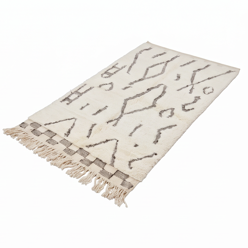 Vue en perspective du tapis Béni Ouarain à motifs berbères bruns et de ses franges