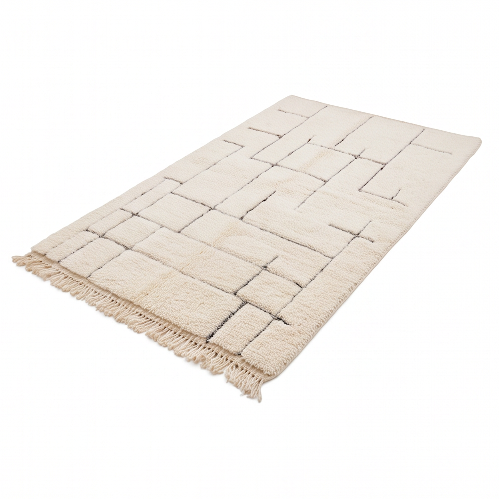 Vue en perspective du tapis Béni Ouarain à lignes géométriques grises et de ses franges