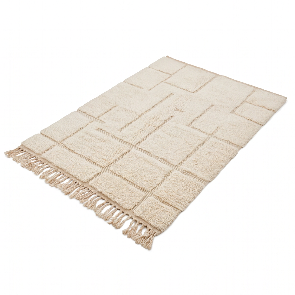 Vue en perspective du tapis Béni Ouarain à quadrillage écru en relief et de ses franges