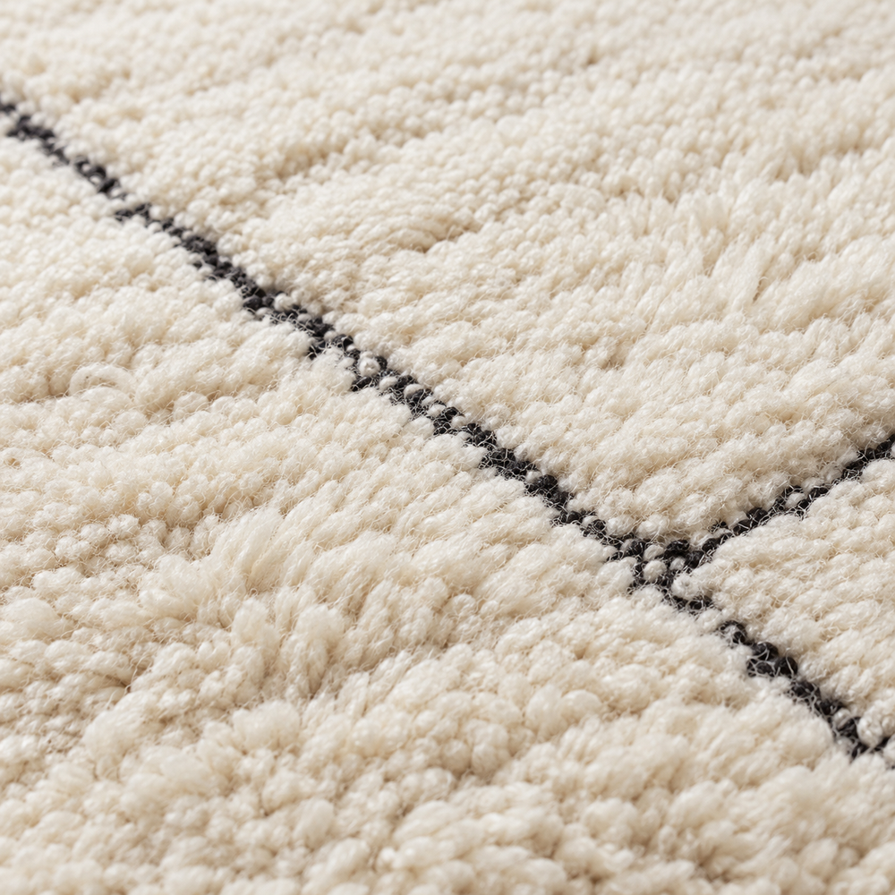 Détail de la laine du tapis Béni Ouarain écru à lignes noires