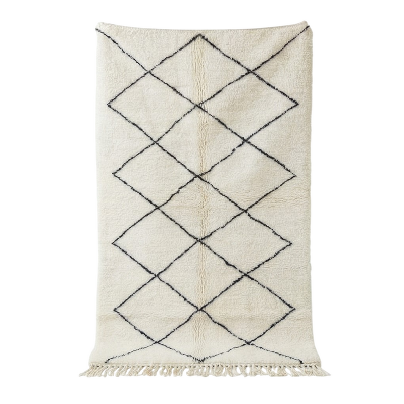 Tapis berbère blanc cassé à motif losanges noirs classique de style marocain avec franges.

