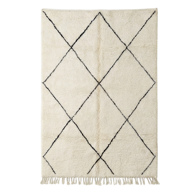 Grand tapis Beni Ouarain écru et moelleux à motifs de losanges noirs irréguliers et franges.