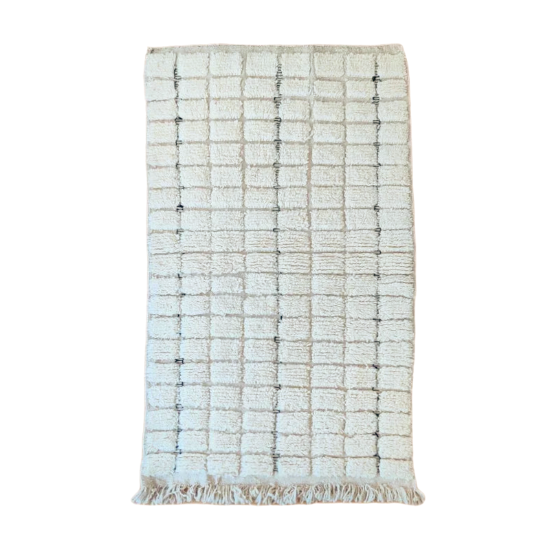 Tapis berbère traditionnel avec motif à carreaux blancs sur fond contrastant pour un style épuré