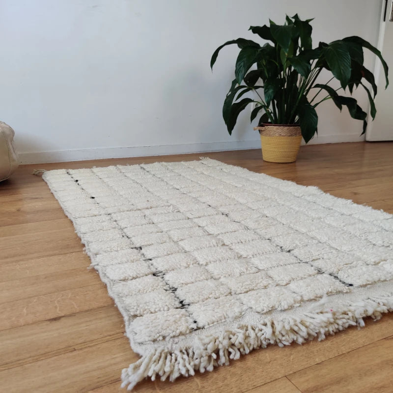 Vue d'ensemble d'un tapis berbère à carreaux blancs, idéal pour une décoration moderne et minimaliste