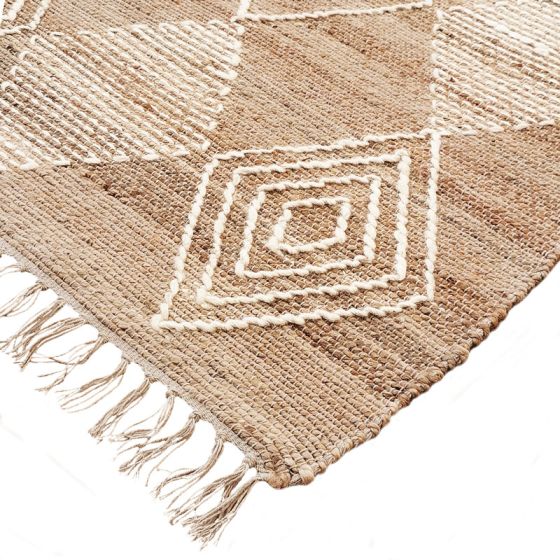 Tapis en jute naturel style berbère, avec motifs de losanges et lignes blanches en relief, et franges.