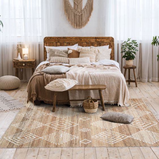 Tapis en jute naturel style berbère avec motifs géométriques blancs, posé sur un plancher en bois clair.