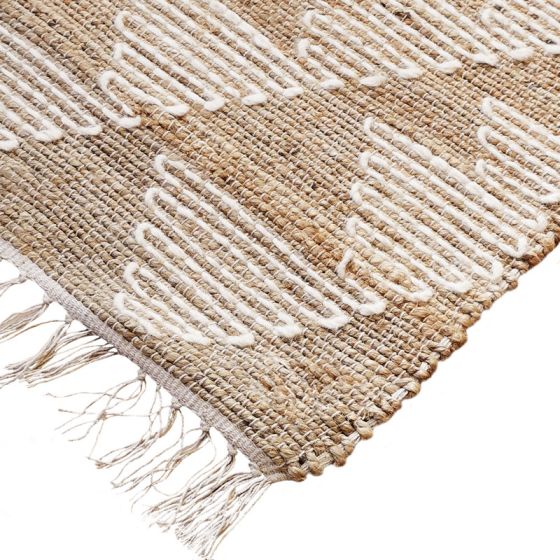 Tapis en jute style berbère tressé aux couleurs naturelles, avec un motif blanc en relief et des franges.