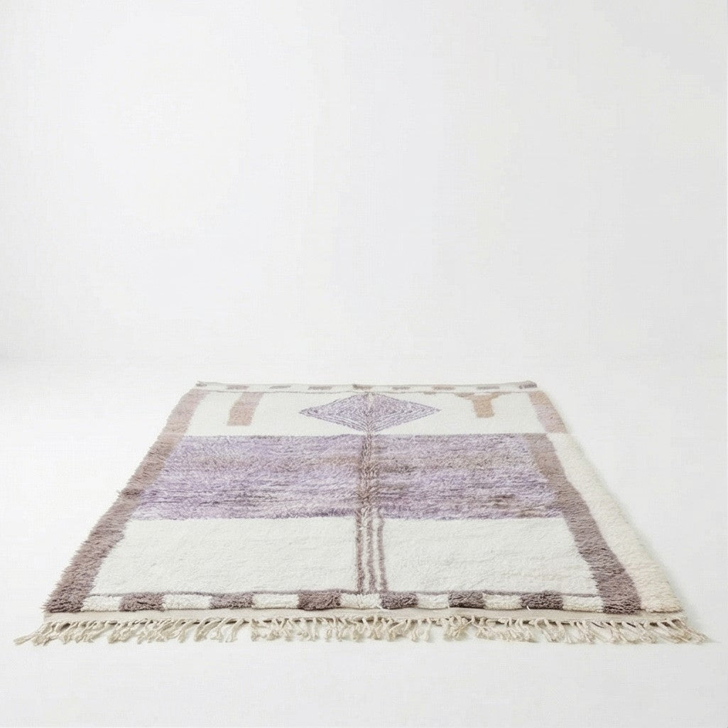Tapis berbère en laine violette de 200x300 cm avec motif géométrique losange et franges.
