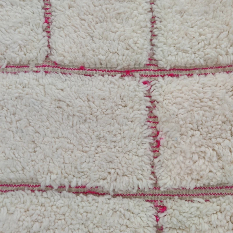 laine blanche du tapis berbere graphique rose