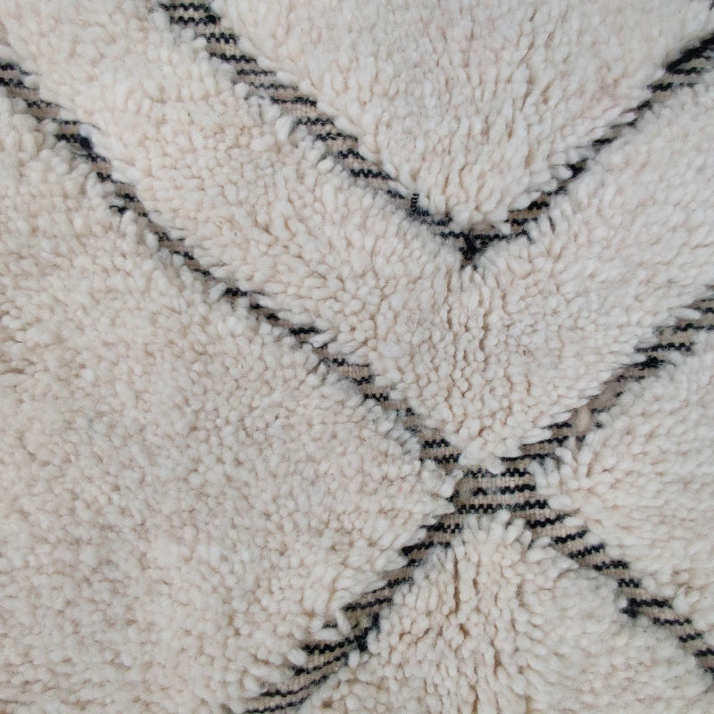 Détail des losanges creusés sur un tapis berbère authentique.