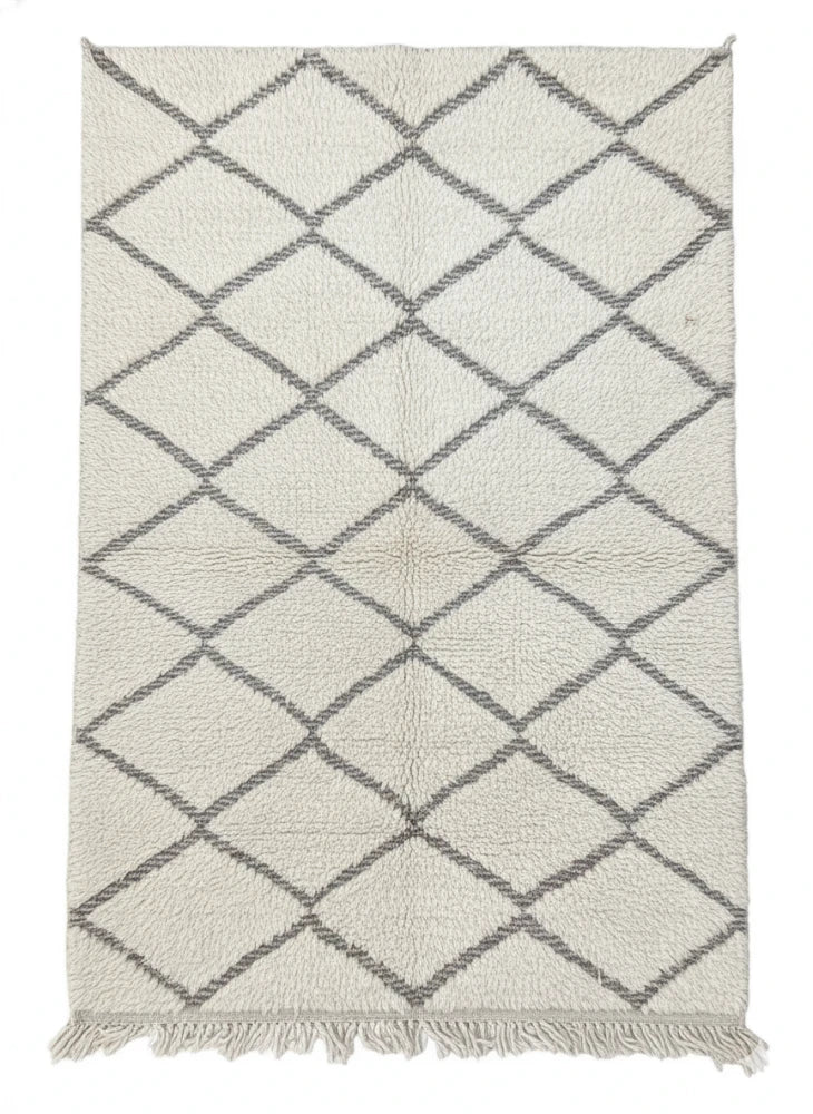 Tapis berbère blanc à motif losanges marron, de style marocain traditionnel, avec des franges courtes.
