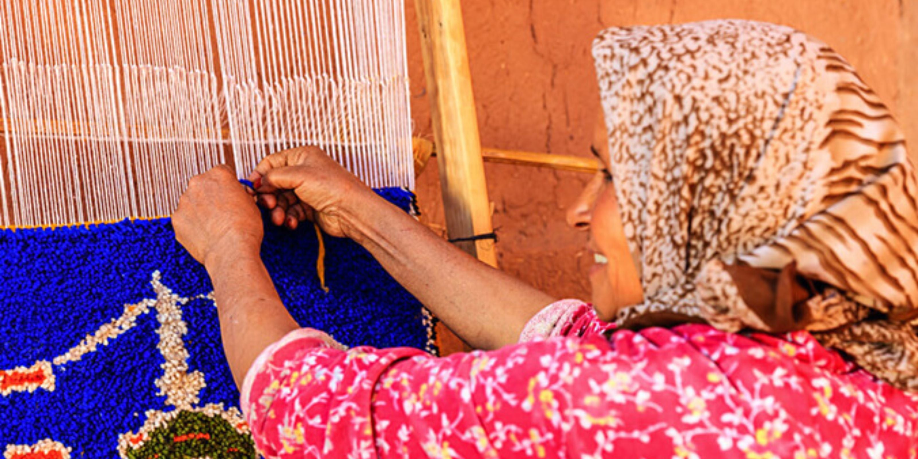 femme berbere réalisant un tapis marocain