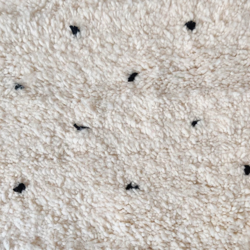 Détail des Motifs à Pois Noirs sur Petit Tapis Berbère