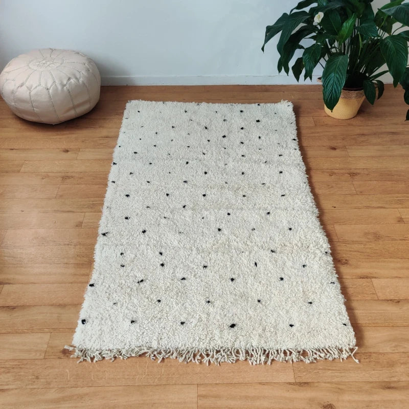 Petit Tapis Berbère à Pois Noirs