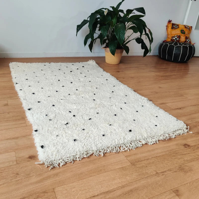 Vue Latérale du Petit Tapis Berbère Montrant l'Épaisseur et la Texture