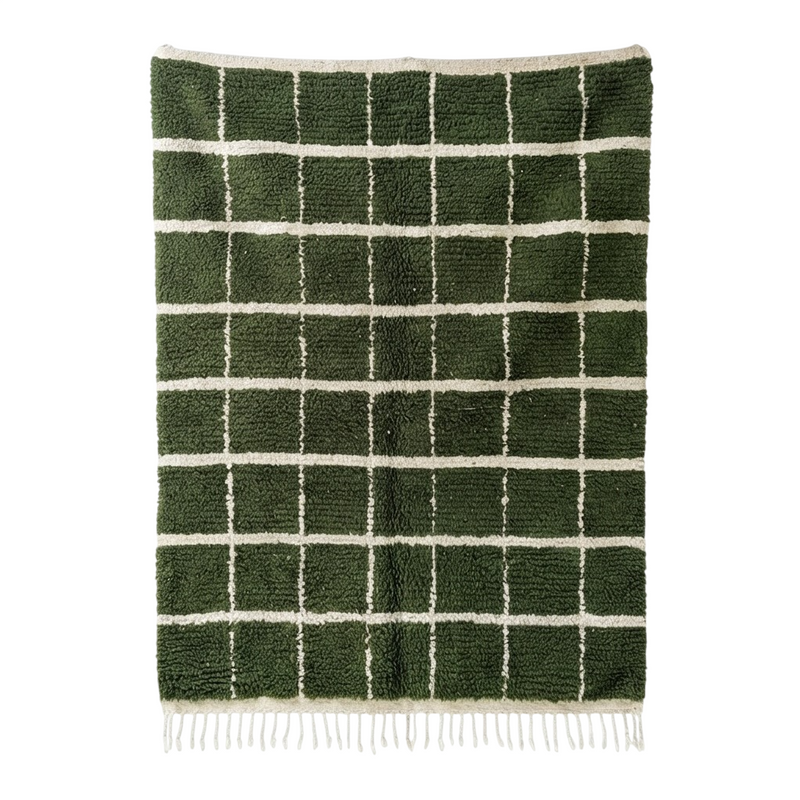 Tapis berbère vert foncé à motif quadrillé blanc cassé, à la texture moelleuse et avec des franges.