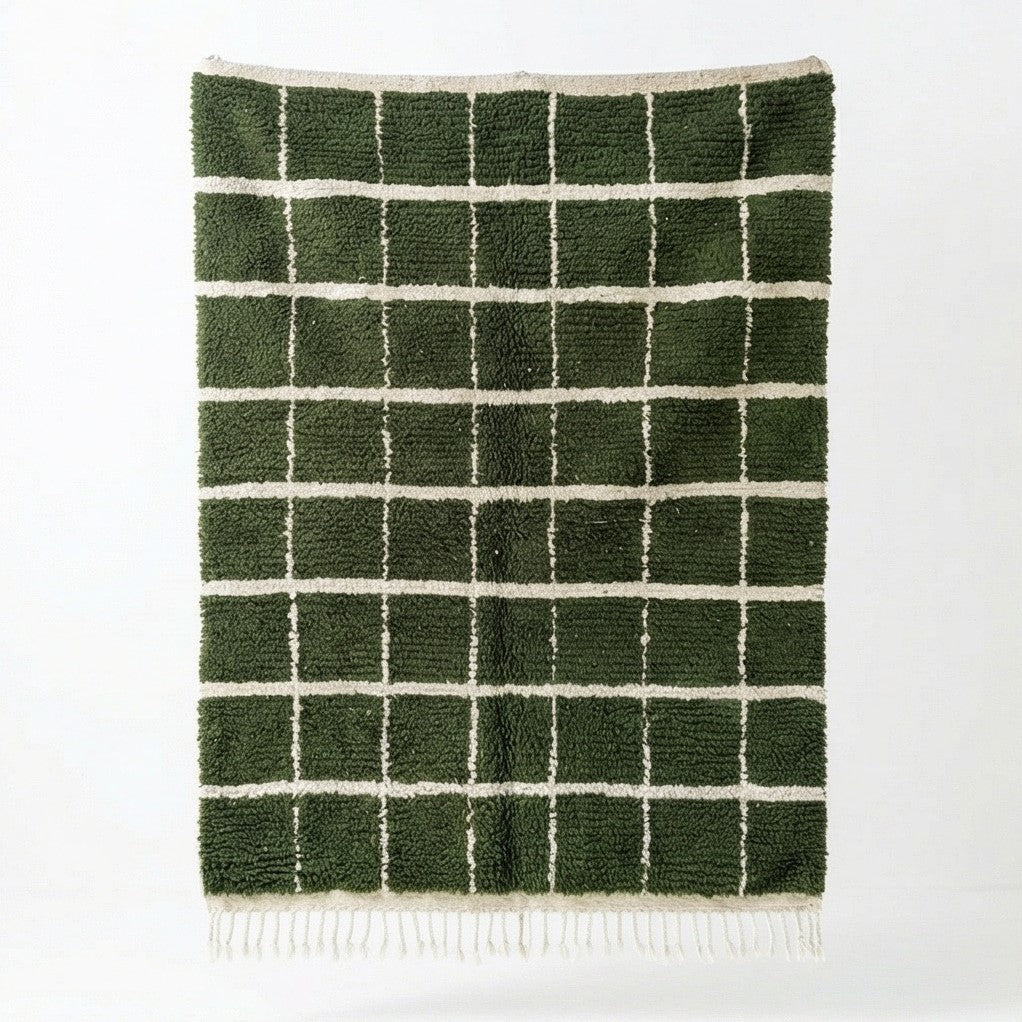 Tapis berbère vert à motif grille avec des lignes blanches, une texture shaggy et des franges.