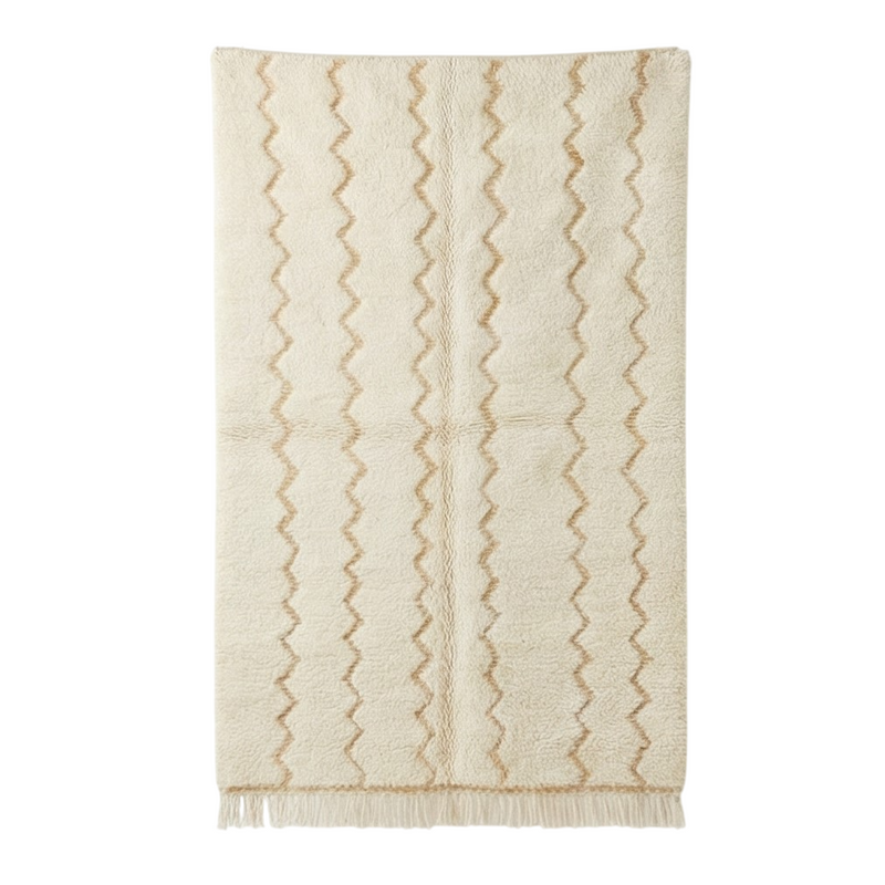 Tapis marocain blanc en laine, avec motif zigzag jaune, de style berbère traditionnel et franges décoratives.

