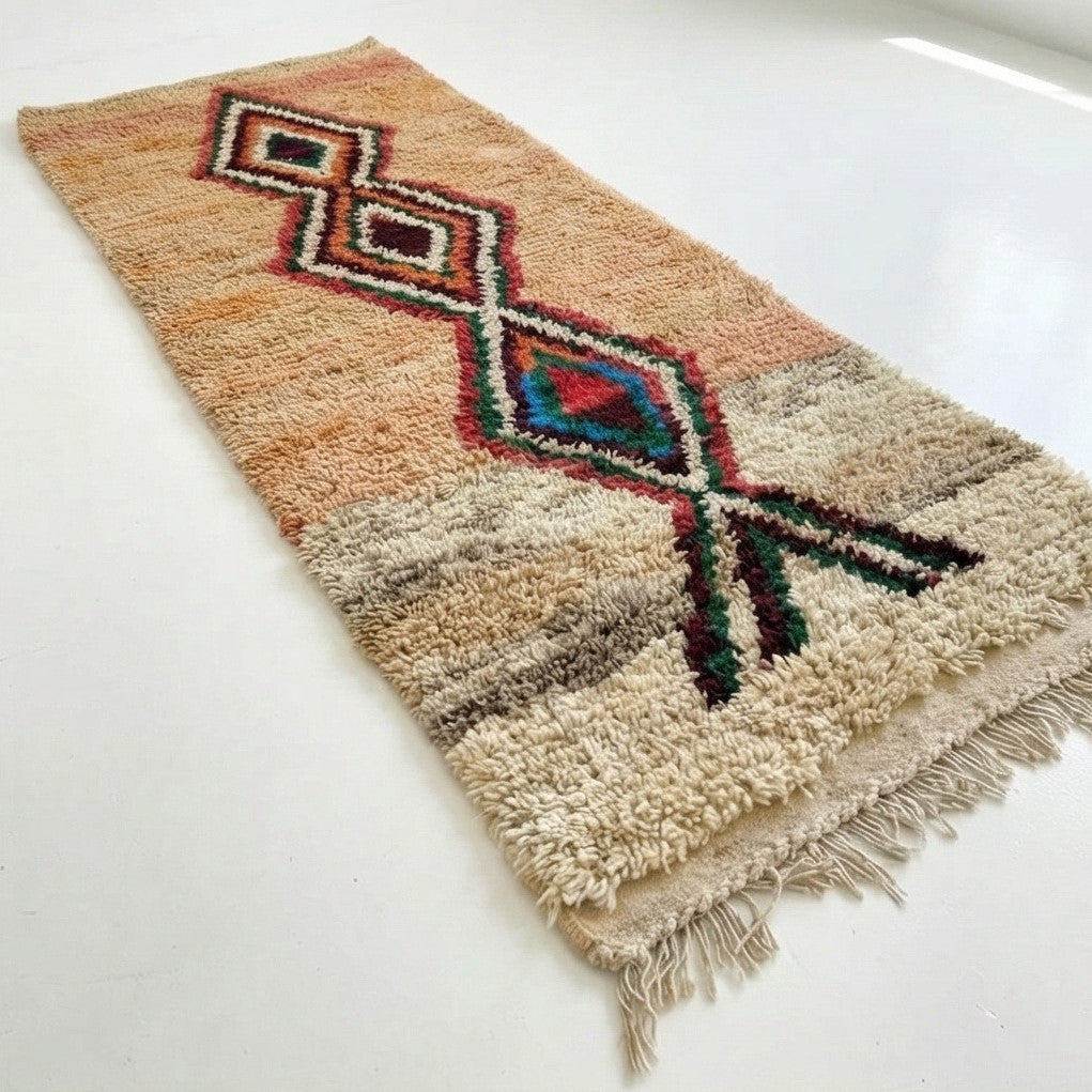 Tapis couloir Boujad marocain beige à poils longs, orné de motifs losanges colorés et de franges.