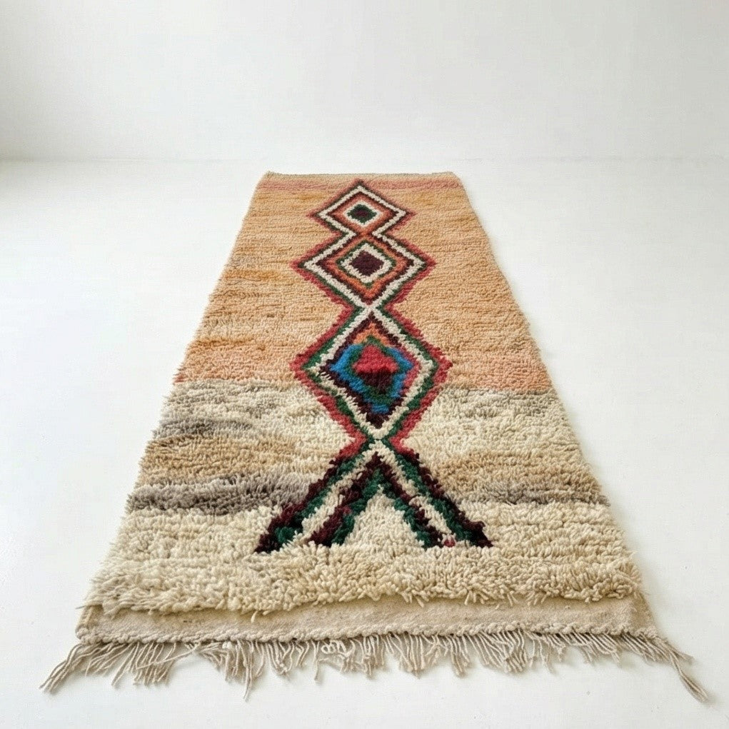 Tapis couloir marocain Boujad beige à motifs de losanges multicolores et textures variées, avec franges.