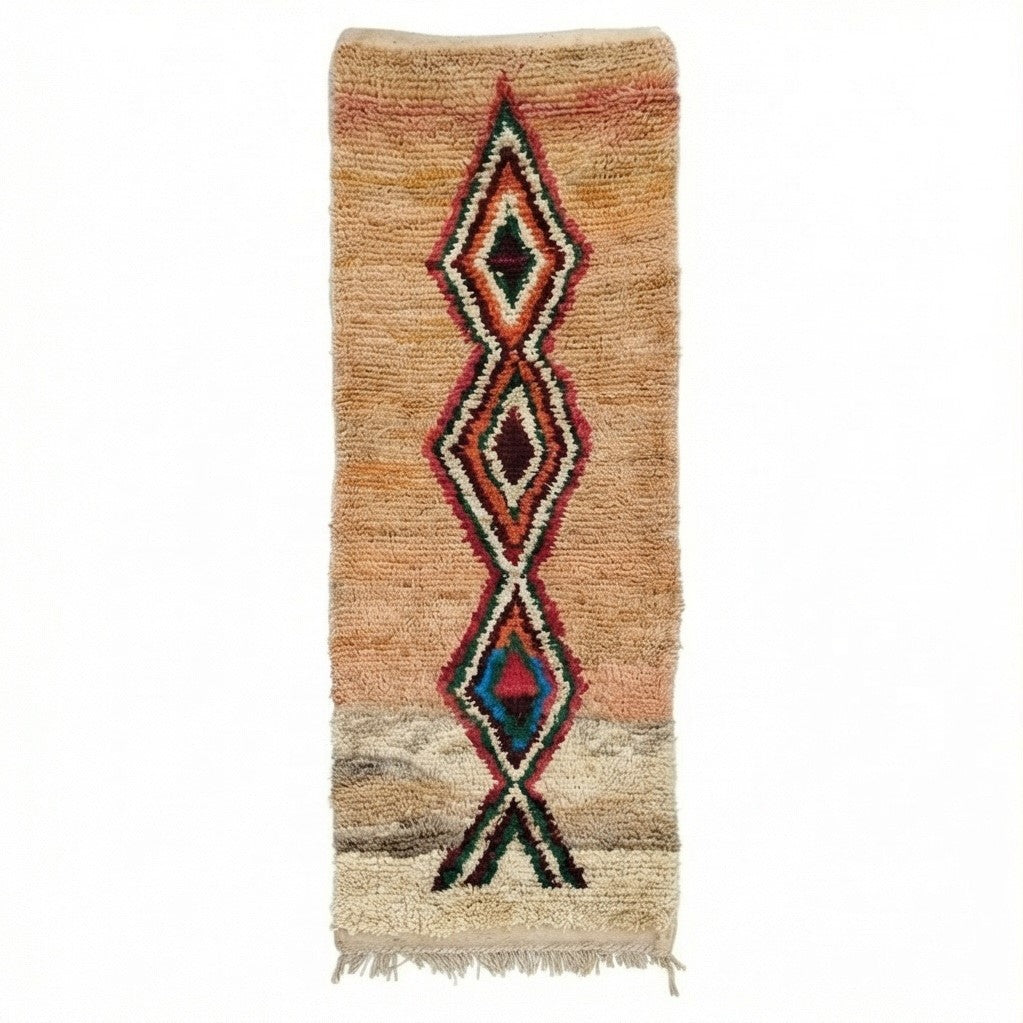 Tapis couloir marocain Boujad beige à motifs de losanges multicolores et texture shaggy.