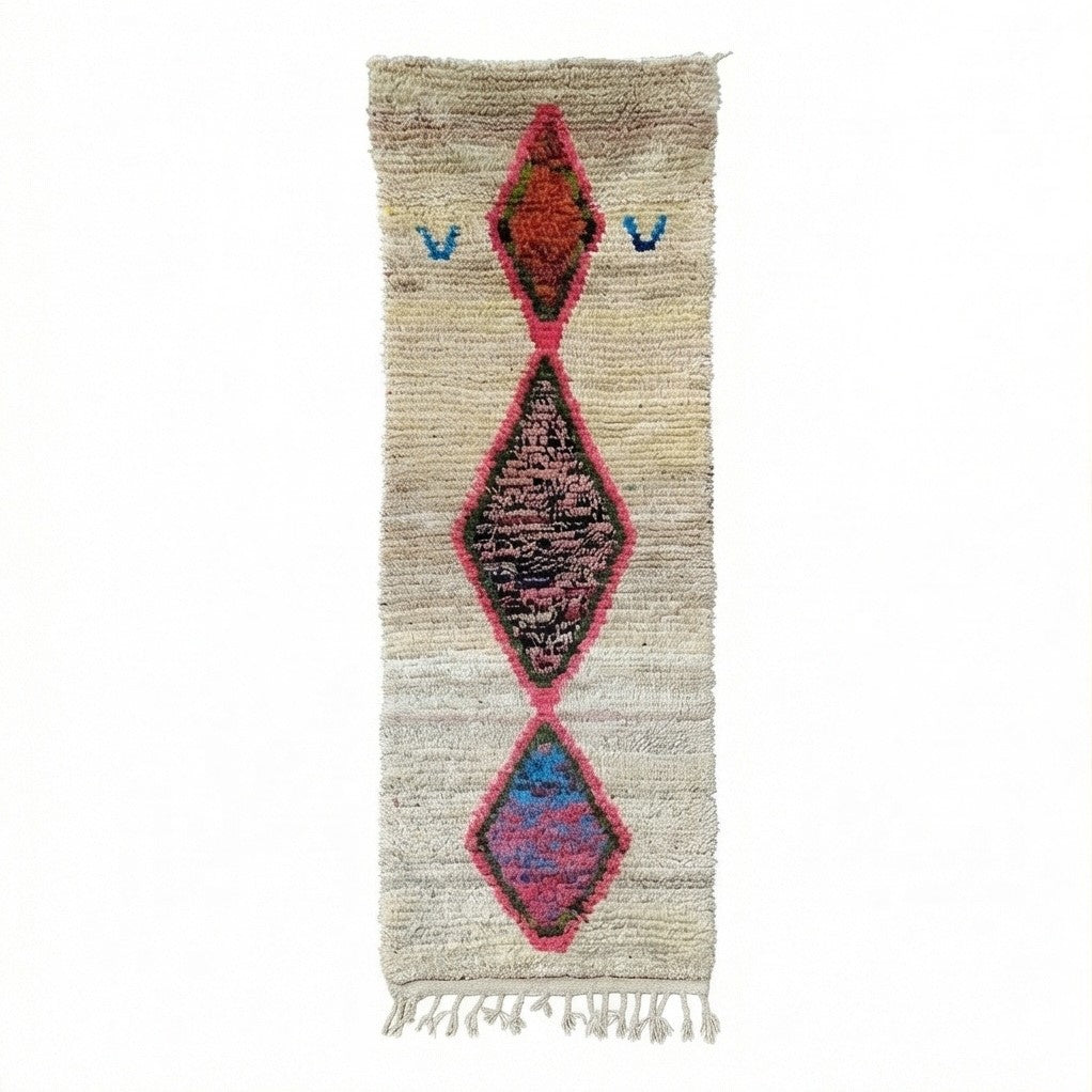 Tapis de couloir Boujad vintage crème à motifs de trois losanges texturés roses, rouges et bleus et franges.