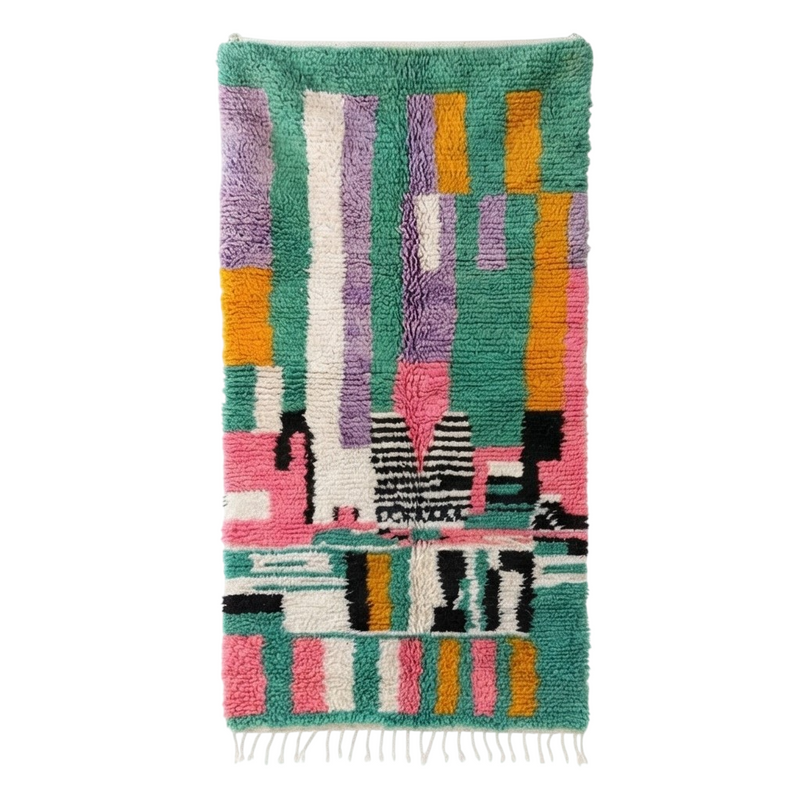 Tapis de couloir Boujad vert 100x275 cm à motifs géométriques multicolores abstraits, texture à poils longs et franges.