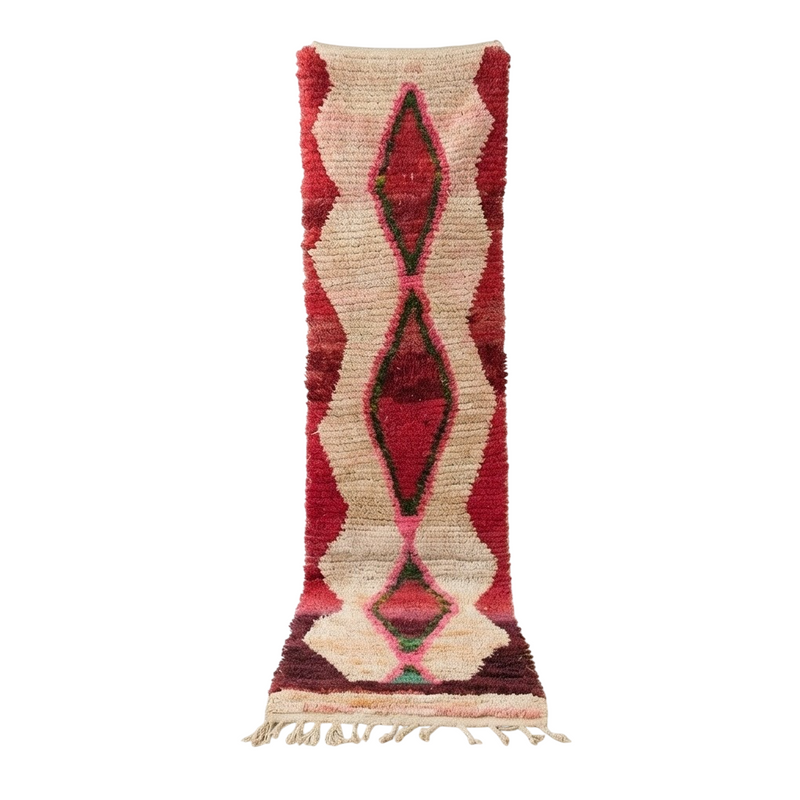 Tapis couloir berbère rouge et beige à motifs géométriques en losanges, texture shaggy et franges.