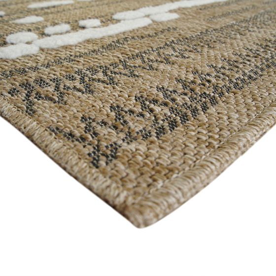 Tapis en jute beige avec motifs en relief blancs et noirs, texture tissée, vue rapprochée en angle.
