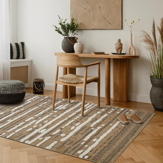 Tapis en jute naturel avec motifs blancs et noirs en relief, sur parquet.