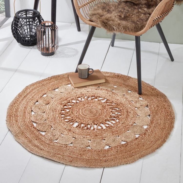 tapis rond en jute sous une chaise
