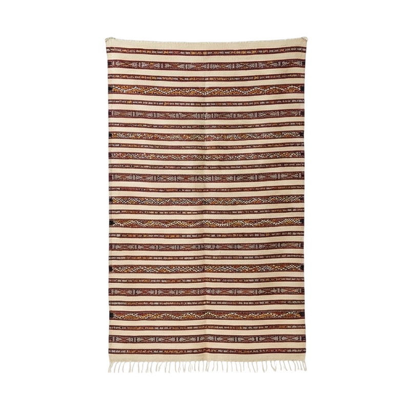 Tapis marocain Kilim à rayures beiges et motifs bohèmes, de style ethnique et frangé.