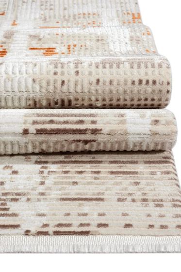 Tapis style berbère à poils ras beige, marron et orange avec motifs abstraits et texture côtelée, empilés.