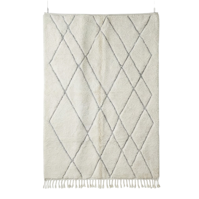 Grand tapis marocain blanc de 200x300 cm, à motif abstrait losanges gris et franges.
