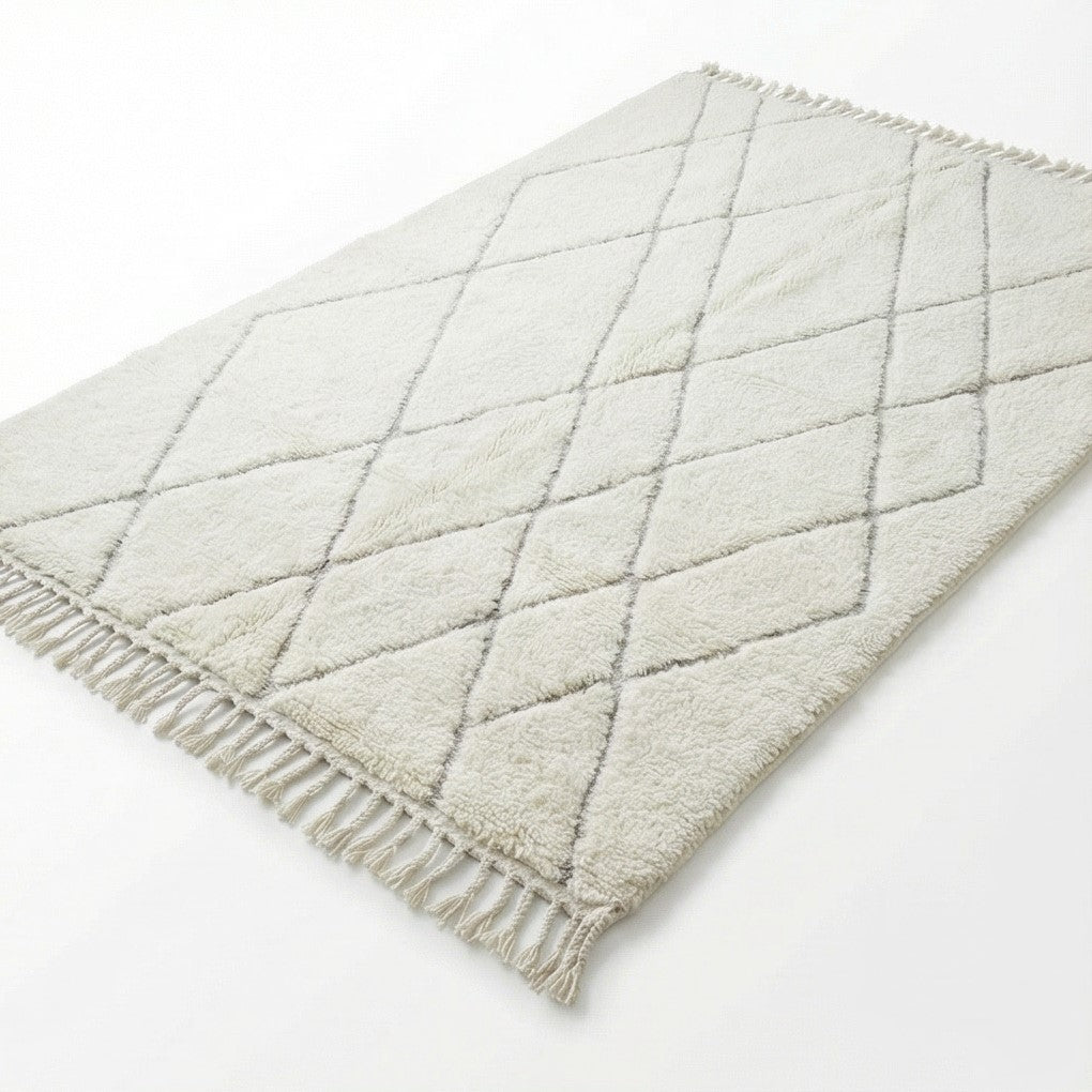 Grand tapis marocain blanc, de style abstrait, avec motifs losanges et franges décoratives.
