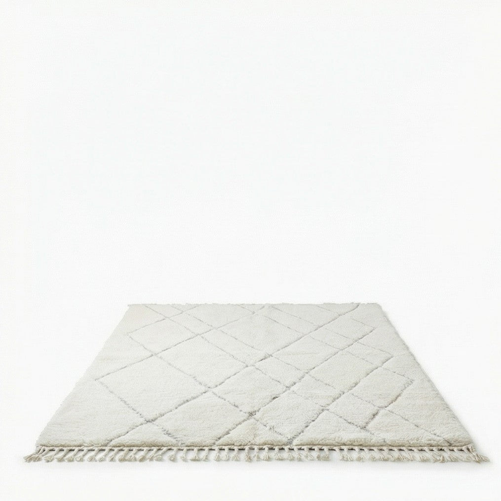 Grand tapis marocain blanc à motifs losanges abstraits avec des franges décoratives.