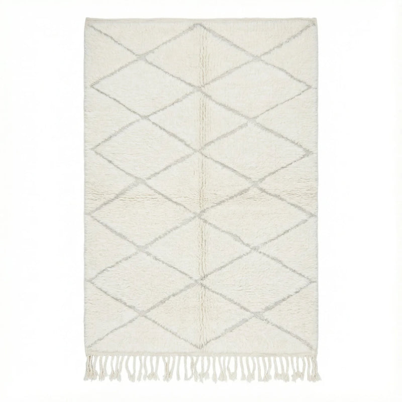 Tapis marocain blanc à losanges de style berbère avec des motifs géométriques en losanges gris et des franges.
