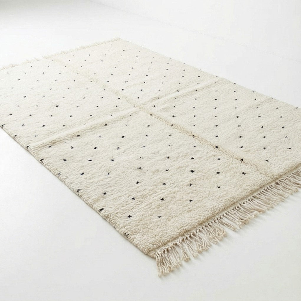 Tapis marocain écru à motifs à pois noirs par 150x250 cm, avec des franges décoratives.