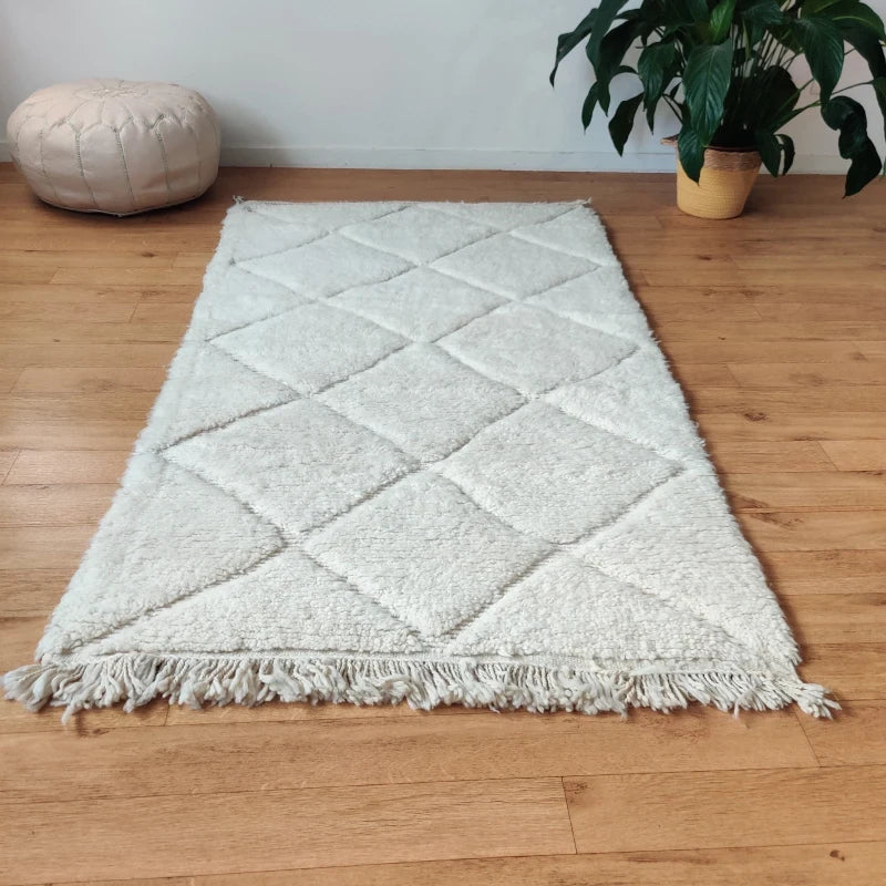 Tapis Berbère Losanges Blancs dans un Décor Intérieur