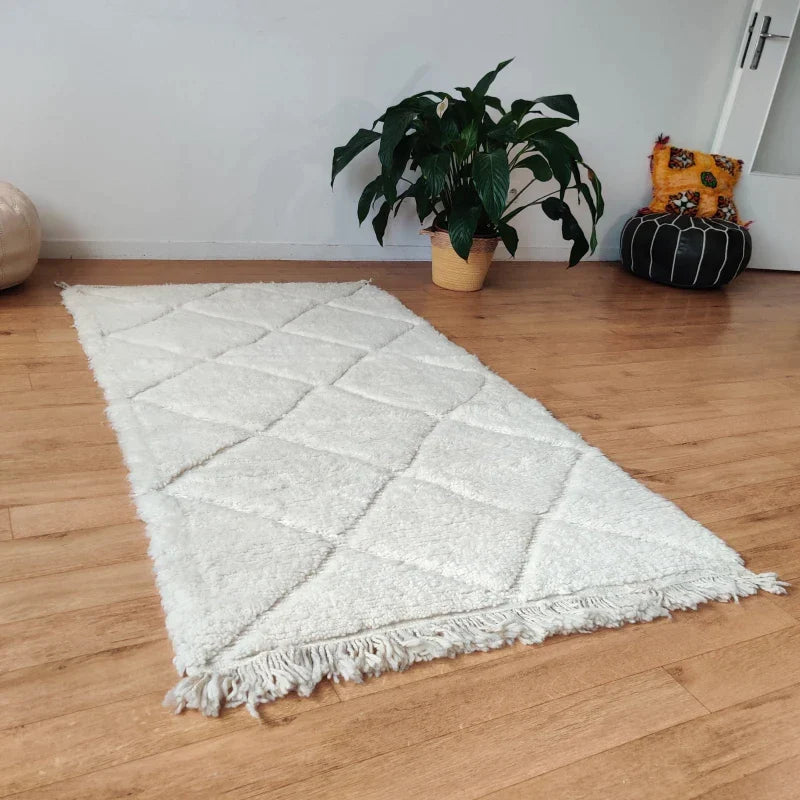 Vue Latérale du Tapis Berbère Losanges Blancs