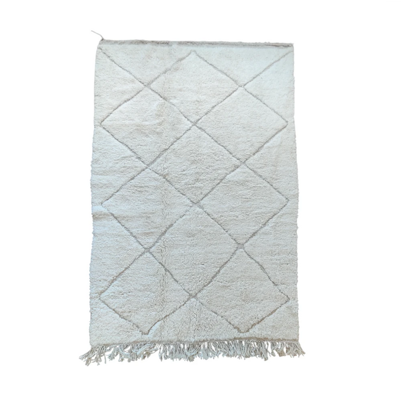 Tapis marocain blanc en laine de dimensions 150x250 cm, avec un motif géométrique losange et des franges décoratives.
