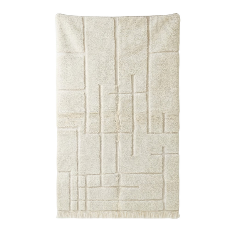 Tapis berbère graphique blanc de 150x250 cm, avec un motif géométrique en relief et des franges décoratives.
