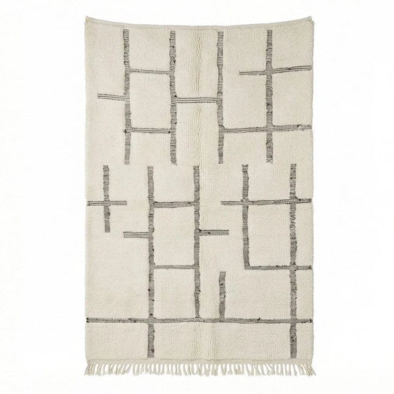 Tapis marocain en laine, motifs géométriques de lignes noires, de type berbère Amar, avec des franges.
