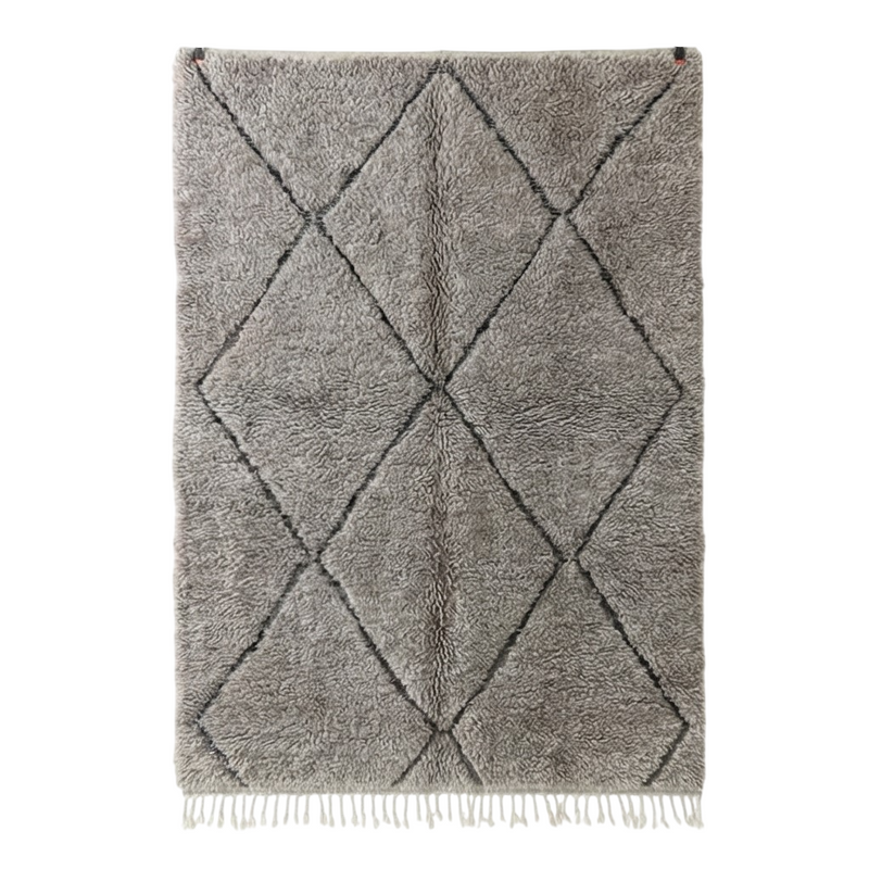 Grand tapis marocain gris à losanges de 200x300 cm, avec texture épaisse et franges blanches.
