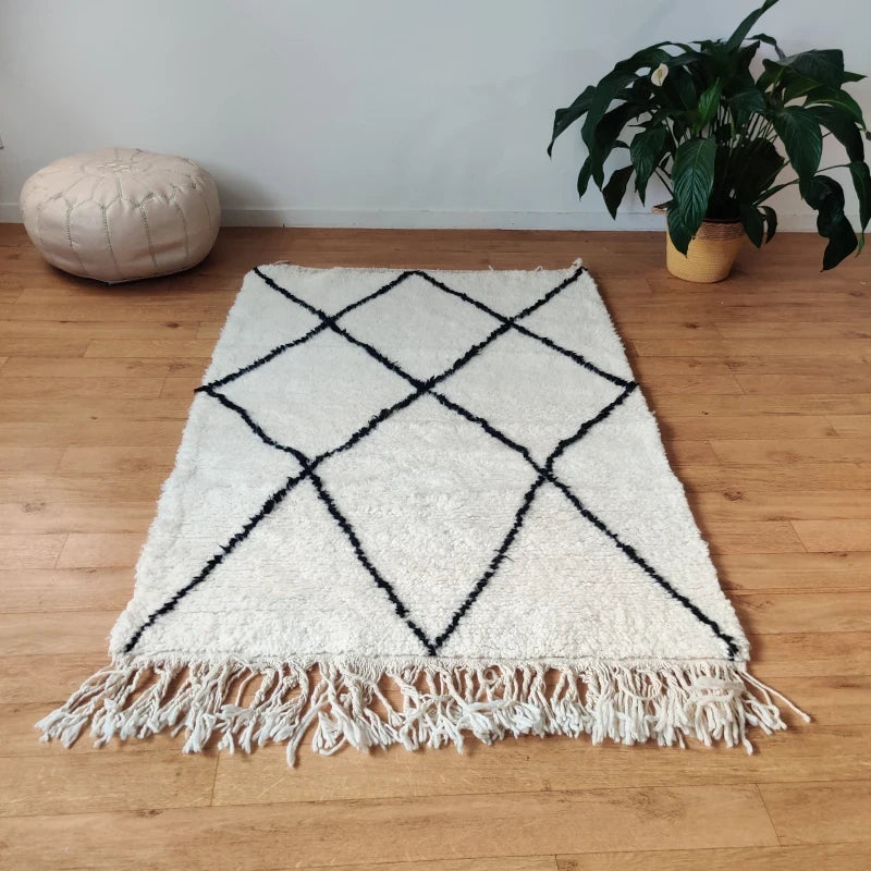 Tapis Berbère à Losanges Noirs dans un Décor Intérieur