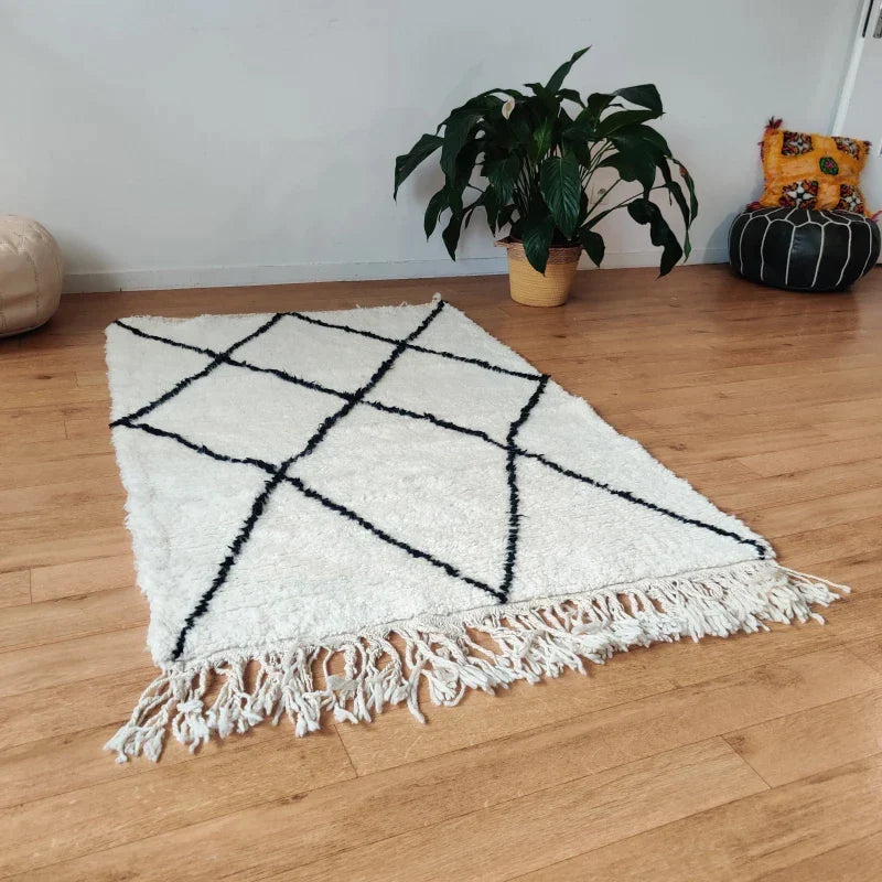 Vue Latérale du Tapis Berbère Losanges Noirs