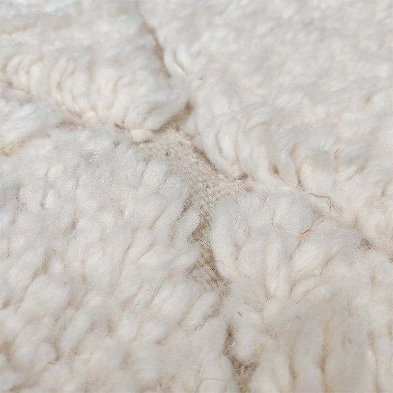 tapis blanc à motif losange creux fait main au Maroc